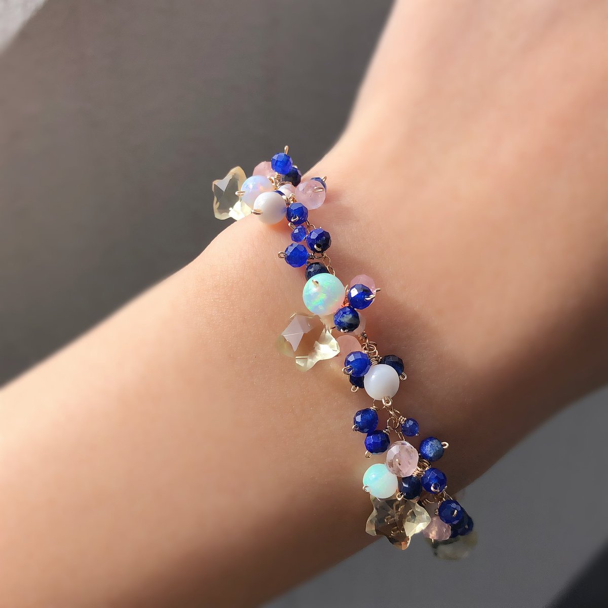 ✨˗ˏˋ 𝑵𝑬𝑾 ˎˊ˗✨

レモンクォーツのお星さまを主役にした新作のブレスレットと耳飾りが完成しました🌟

冬の夜空をイメージして、ラピスラズリやオパールなどを組み合わせています。
淡いピンク色のモルガナイトも添えてもるむぴらしく華やかに仕上げています💗

#デザフェス62 にて初お披露目❄️