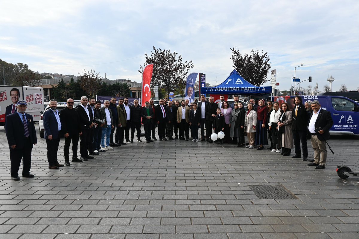 Anahtar Parti Rize İl Başkanı Remzi Kutanoğlu, yöneticilerimiz Mehmet Karaali ve Bayram Çoruh ile birlikte İstanbul ziyaretlerinin ilk durağında Üsküdar Anahtar Parti standını ziyaret etti.

Nazik misafirperverliği için Üsküdar İlçe Başkanımız Akay Kamiloğlu’na teşekkür ederiz.