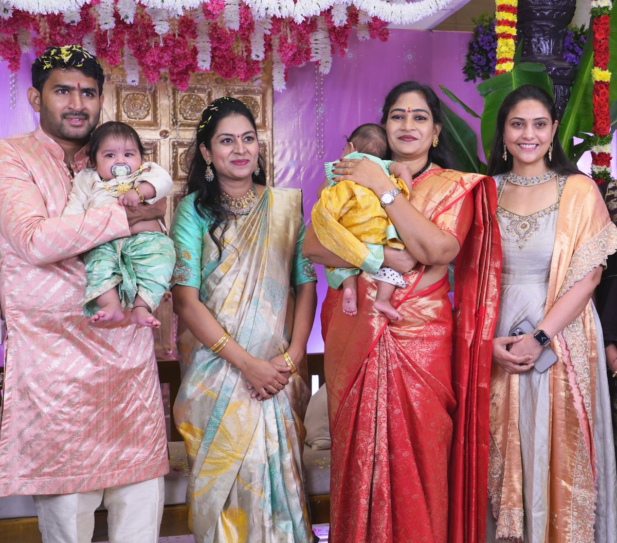 Anitha_TDP's tweet photo. ఏపీ క్రియేటివ్ అండ్ కల్చరల్ కమిటీ ఛైర్ పర్సన్ శ్రీమతి పొడపాటి తేజస్వి - రామ్ దంపతుల కుమార్తె, కుమారుని అన్నప్రాసన కార్యక్రమంలో పాల్గొనడం జరిగింది. వేడుకలో పాల్గొని చిన్నారులను ఆశీర్వదించడం జరిగింది. తేజస్వి పొడపాటి జన్మదినోత్సవం కావడంతో వారిని ప్రత్యేకంగా శుభాకాంక్షలు తెలియజేయడం జరిగింది. 
@PodapatiTejaswi

#APCreativeandCultureComitteChairman #TejaswiPodapati #Vijayawada #AndhraPradesh #TeluguDesamParty #ChandrababuNaidu #NaraLokesh #HomeMinisterAnitha #VangalapudiAnitha
