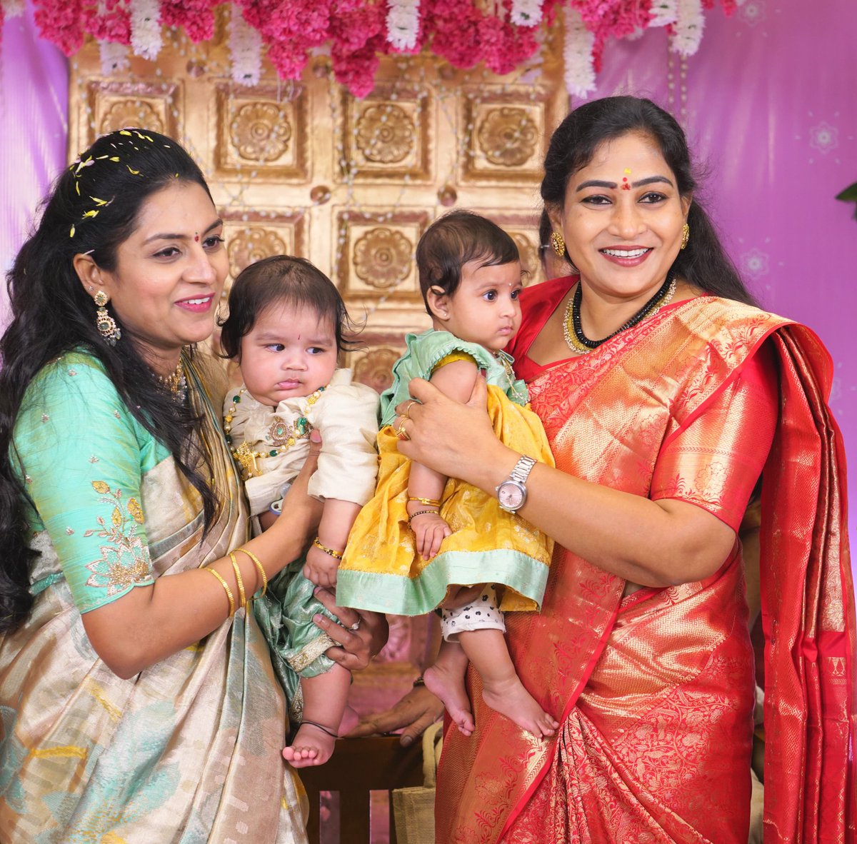 Anitha_TDP's tweet photo. ఏపీ క్రియేటివ్ అండ్ కల్చరల్ కమిటీ ఛైర్ పర్సన్ శ్రీమతి పొడపాటి తేజస్వి - రామ్ దంపతుల కుమార్తె, కుమారుని అన్నప్రాసన కార్యక్రమంలో పాల్గొనడం జరిగింది. వేడుకలో పాల్గొని చిన్నారులను ఆశీర్వదించడం జరిగింది. తేజస్వి పొడపాటి జన్మదినోత్సవం కావడంతో వారిని ప్రత్యేకంగా శుభాకాంక్షలు తెలియజేయడం జరిగింది. 
@PodapatiTejaswi

#APCreativeandCultureComitteChairman #TejaswiPodapati #Vijayawada #AndhraPradesh #TeluguDesamParty #ChandrababuNaidu #NaraLokesh #HomeMinisterAnitha #VangalapudiAnitha