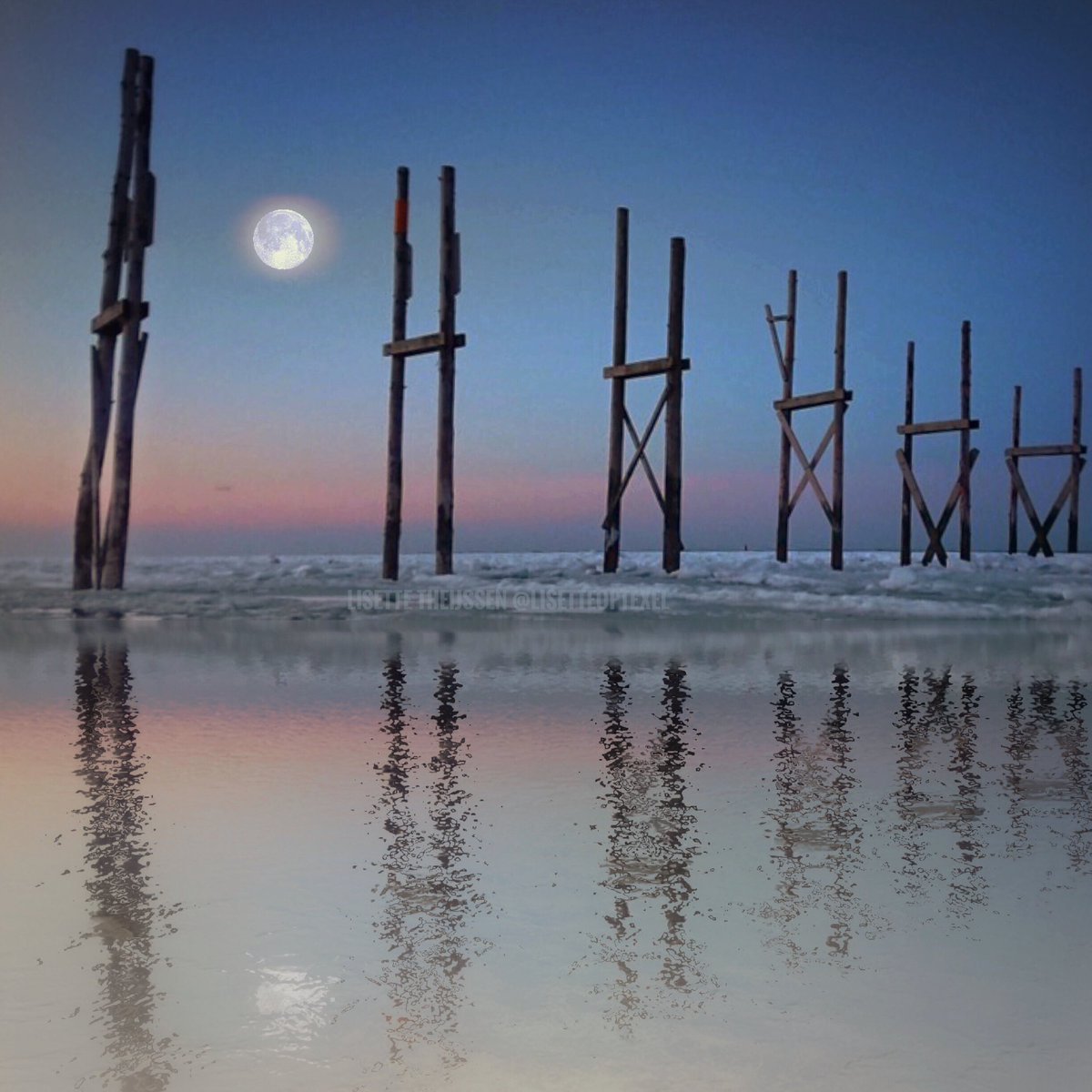 LisetteOpTexel's tweet photo. "De maan is rond”
uit kinderprogramma Het Zandkasteel
en dan lekker bij elkaar op de rug ‘schrijven’!!
#Texel #maan #moon #Netherlands #Nederland #waddeneiland #moonshot2025 #deVriendschap #vlieland #novemberkiek #kinderliedje @DMaandag @ThePhotoHour @Visit_NL @waddentweets https://t.co/r4OtT9TDnz