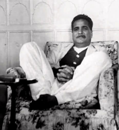 ہرلحظہ ہے مومن کی نئی شان، نئی آن
!گفتار ميں، کردار ميں، اللہ کی برہان

قہاری و غفاری و قدوسی و جبروت
يہ چار عناصر ہوں تو بنتا ہے مسلمان

ہمسايہء جبريل اميں بندئہ خاکی
ہے اس کا نشيمن نہ بخارا نہ بدخشان

يہ راز کسی کو نہيں معلوم کہ مومن
!قاری نظر آتا ہے ، حقيقت ميں ہے قرآن

قدرت