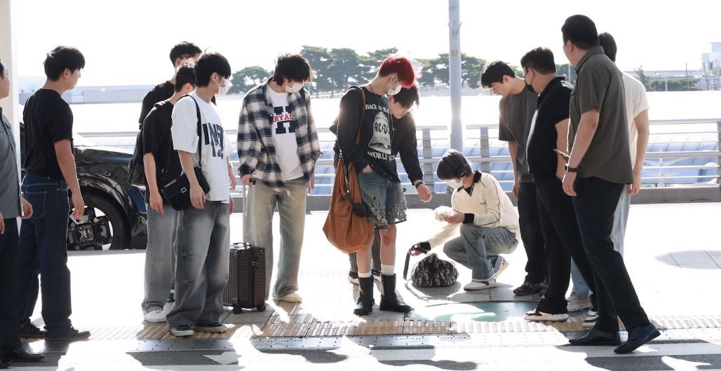 malte_gyuuu's tweet photo. 大切なバムグッが取れちゃって直そうとしてるボムギュとそんなボムギュをどうしたの？と心配するTXTteam(合計12人)
#2025MAMAVOTE  #tomorrowxtogether https://t.co/l9mUKhTRsz