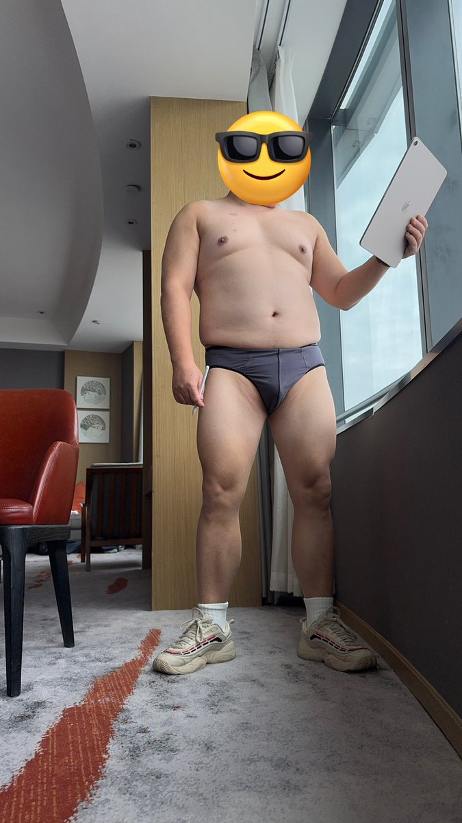 AdamBearSh's tweet photo. 上半身大显得腿好细 https://t.co/7Mxxoz7FKM