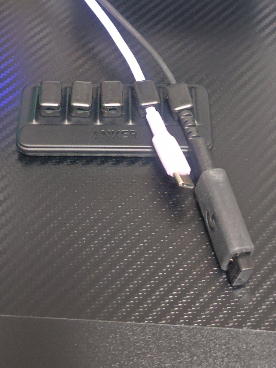SheadSuper's tweet photo. #ゲーミング 環境の構築を不満が出ない限りは完成になりました！
＃Anker のケーブルホルダーさくっとまとめて、有孔パネルにはフックつけて、PADとリモコン。
＃HyperX の #QuadCastS (追加でポップガード)とマイクアームでデスクも広く取れてます。

黒が多すぎて視認性のため、マイクは白に！ https://t.co/3IIUZ7qvts