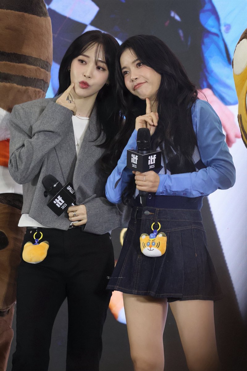 moo_moo_0619_cf's tweet image. 251109☀️🌙DJB Taipei 
久違的日月😍❤️
#Mamamoo #마마무  
#MamamooPlus 
#Solar #솔라
#Moonbyul #문별