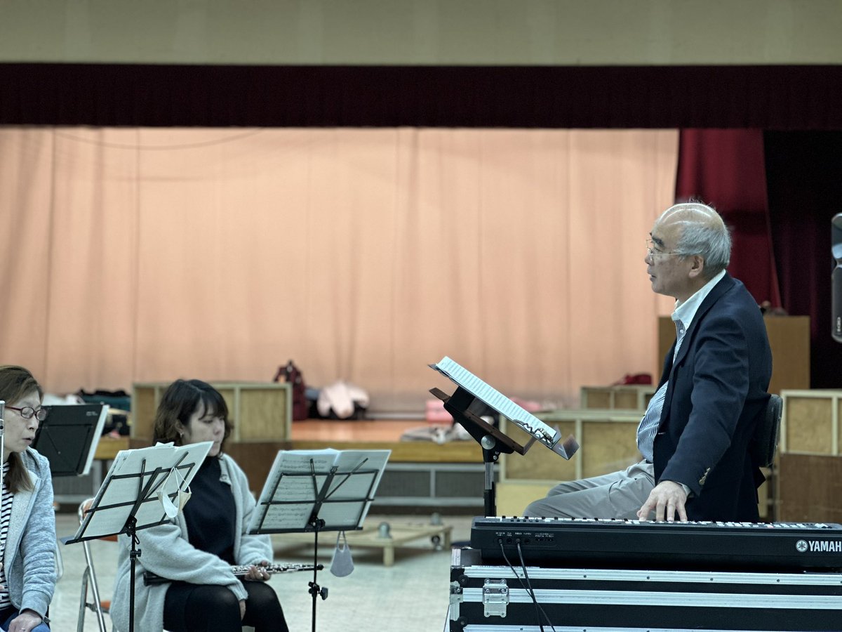 Yanakyo_info's tweet photo. 11/30（日）の依頼演奏へ向けての八巻先生レッスンでした。聴いたことある！という曲から今の流行の曲まで、みなさまに楽しんでもらえると思います😊ぜひいらして下さい✨そしてパーカッションに新たな団員が増えました⸜🙌🏻⸝‍まだまだ団員募集中です！私たちと一緒に楽しみませんか？✨️ #梁響 https://t.co/xEv6Mn2O3Q
