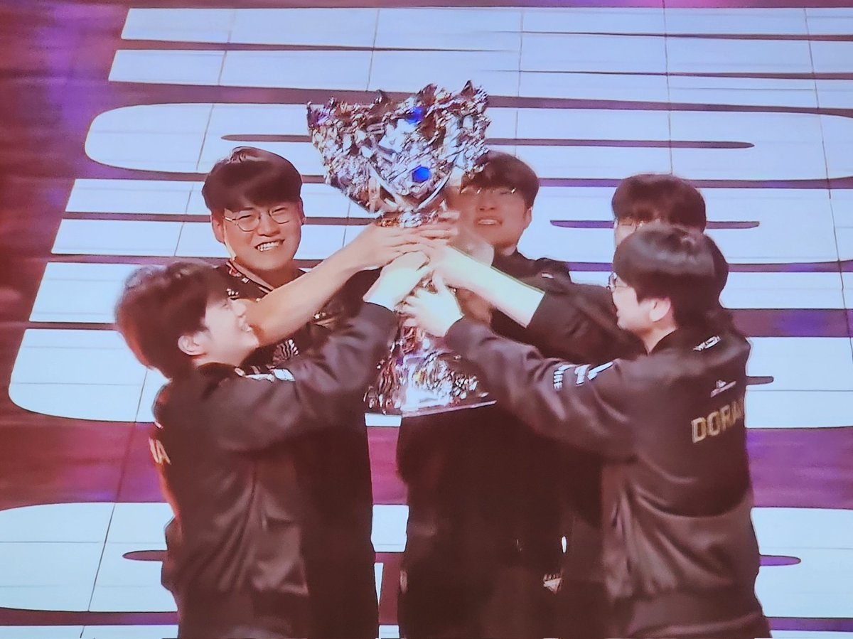 Donoderler's tweet image. Faker ve yine şampiyonluk... 

Mükemmel oldu. Çok güzel oldu. Çok mutlu oldum. 

Bahisimiz kazandı. FAKER  kazandı. Herkes memnun 🤩🤩🤩

#Worlds2025