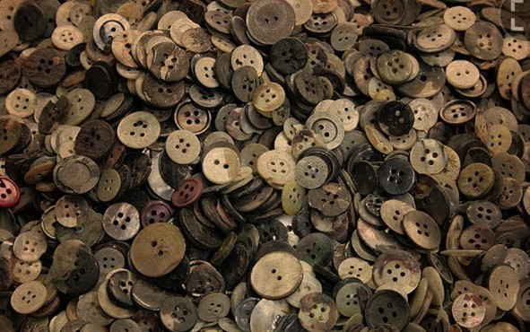 Yahudi kardeşlerimiz kendi (matem) geleneklerine göre 'gömleklerinin ceketlerinin düğmelerini kopararak' uğurluyorlar

Nasıl bir görüntü, Mustafa Kemal Atatürk'ün tabutu ve üstüne rengarenk düğmeler yağıyor, pencerede gözü yaşlı insanlar...
BEN SENDEN SONRA EKSİĞİM ... deniyor