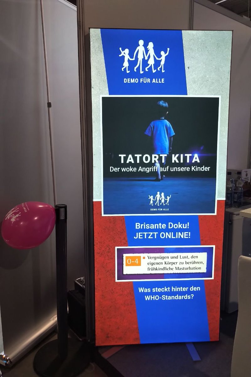 demofueralle's tweet photo. 😎 Auf der Büchermesse Seitenwechsel stellen wir an diesem Wochenende unsere neue #Doku "Tatort #Kita" vor!
👍 In zahlreichen Gesprächen haben wir Teilnehmer z.T. erstmals über die #Sexualisierung von Kindern in Kitas und Schulen aufklären können. https://t.co/bATnDjfM2K