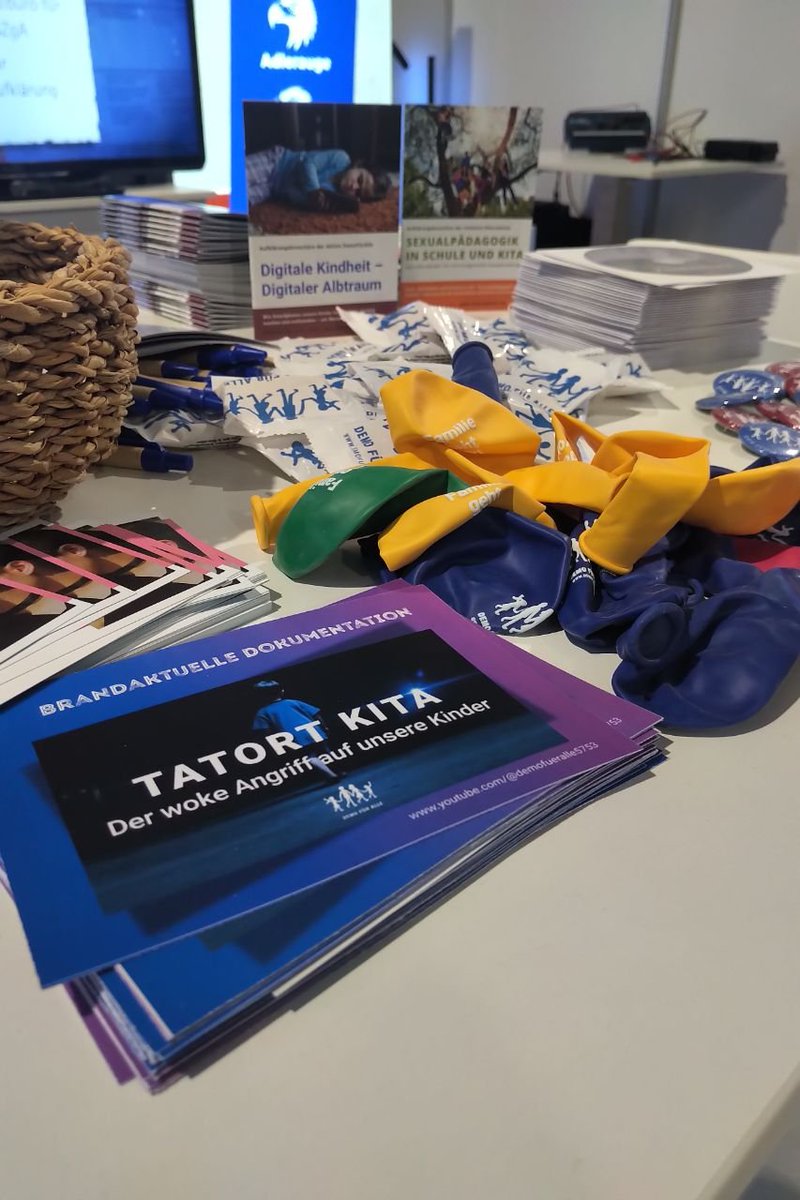 demofueralle's tweet photo. 😎 Auf der Büchermesse Seitenwechsel stellen wir an diesem Wochenende unsere neue #Doku "Tatort #Kita" vor!
👍 In zahlreichen Gesprächen haben wir Teilnehmer z.T. erstmals über die #Sexualisierung von Kindern in Kitas und Schulen aufklären können. https://t.co/bATnDjfM2K
