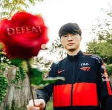 C'était stupide de ma part de douter, personne ne peut venir à bout de Faker, que ce soit dans l'équipe adverse ou dans la sienne. Bien joué vieux père