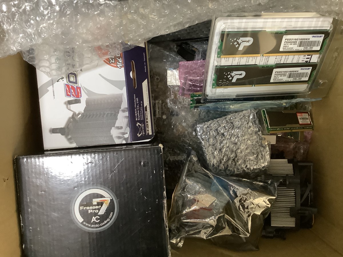 ColonelRaiden's tweet photo. 久しぶりにやるます。

うすい読み物欲しい人おる？
おまけはマザー色々、グラボ色々、メモリをわしづかみで適当に、CPUわしづかみ20個ぐらい？、クーラー入れられるだけ、他にHDDとかSSDとか中古＆��使用品ごちゃまぜ。
なんでもかんでもぶち込んでミッチミチにしてやんよ！な予定。

フォロー＆本投稿RP「〇より〇派だ！」〇の回答をDMで送信。
面倒なので着払い。

来たれ ＃ジャンカー #自作PC ＃うすいなにか