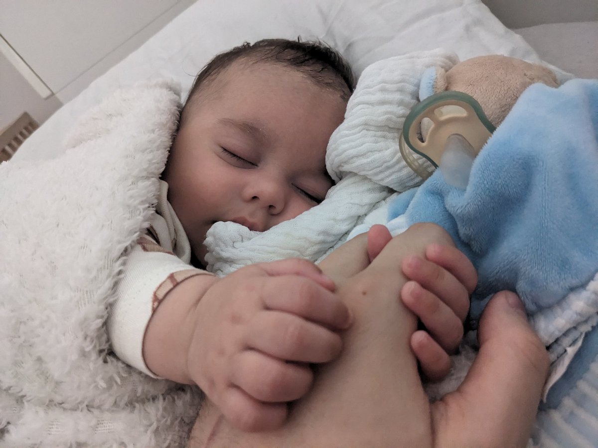 One of us has to make the other one get outta bed 🫣
Suggestions?