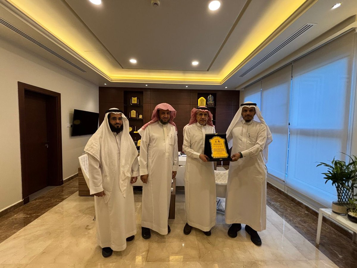 GSumo2030's tweet photo. يزف مجلس إدارة جمعية سمو خبر شراكة مع شركة الفهد في مجال الموارد البشرية. وقد قدّم رئيس الجمعية د.م.محمد العبيد، وأعضاء المجلس أ.محمد الواصل أ.إبراهيم المطيري، درعًا تذكاريًا للرئيس التنفيذي م.عبدالله الفهد بمكتب الشركة في عنيزة يوم السبت 8/11 تقديرًا لجهودهم وتعاونهم.
@AlFahd_Co https://t.co/3RSfIxYNZd