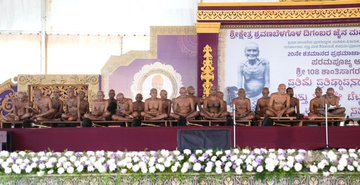 DDNewsHindi's tweet image. उपराष्ट्रपति सी. पी. राधाकृष्णन कर्नाटक के श्रवणबेलगोला में आचार्य श्री 108 शांतिसागर महाराज जी के महामस्तकाभिषेक समारोह के लिए उनके आगमन के 100 वर्ष पूरे होने के उपलक्ष्य में आयोजित स्मृति समारोह में शामिल हुए।

#VicePresident #CPradhakrishnan #Shravanabelagola