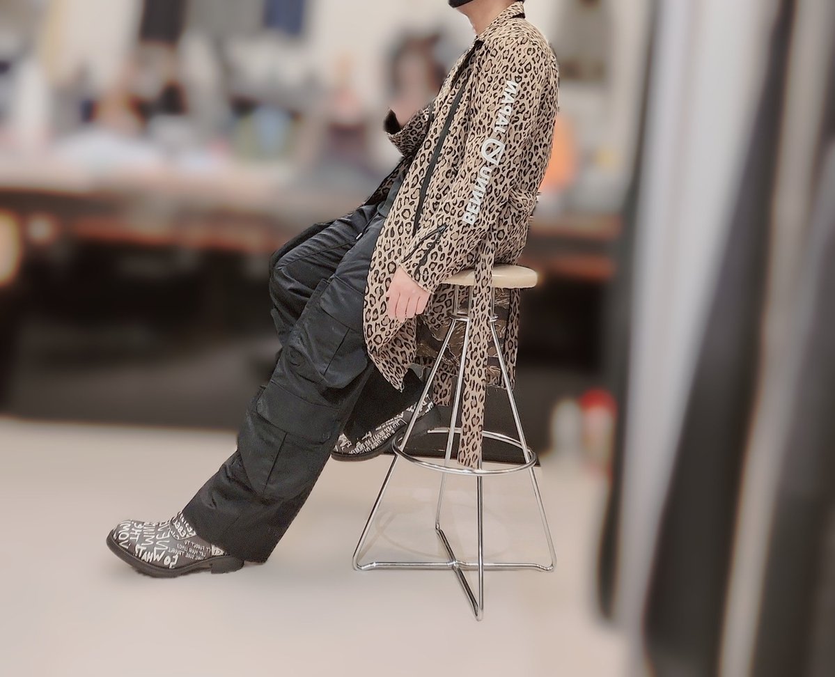 HuqHWc2eaub7D7y's tweet image. 本日は #Bennu さんの【Leopard Long Riders Robe】と Bennu PLUSさんの【Printed Premium Tee 「Love RED」】を使ったスタイリング🤗

新作の羽織、最高にカッコ良すぎる！！！🐆
左胸のヴァンパイアリップのワンポイント刺繍も右袖にブランド名とブランドロゴが入ってるのも嬉しいですし大好き❣️
→