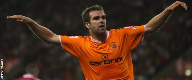 BFC_ExPlayers's tweet image. Happy 44th Birthday today to former Pool striker &amp;amp; top fella ... Ben Burgess @benkburgess 

Hope you have a great day Ben !
👍😀🎂🍻⚽️🥅🍊

#BigBen 
#TheBirdMan