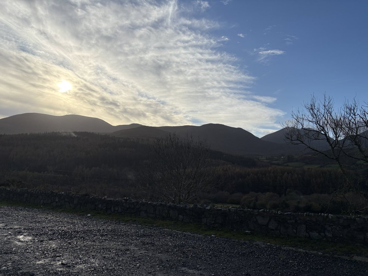 WilliamBarclay2's tweet photo. Bright start in The Mournes. https://t.co/wKEVWyBt4E