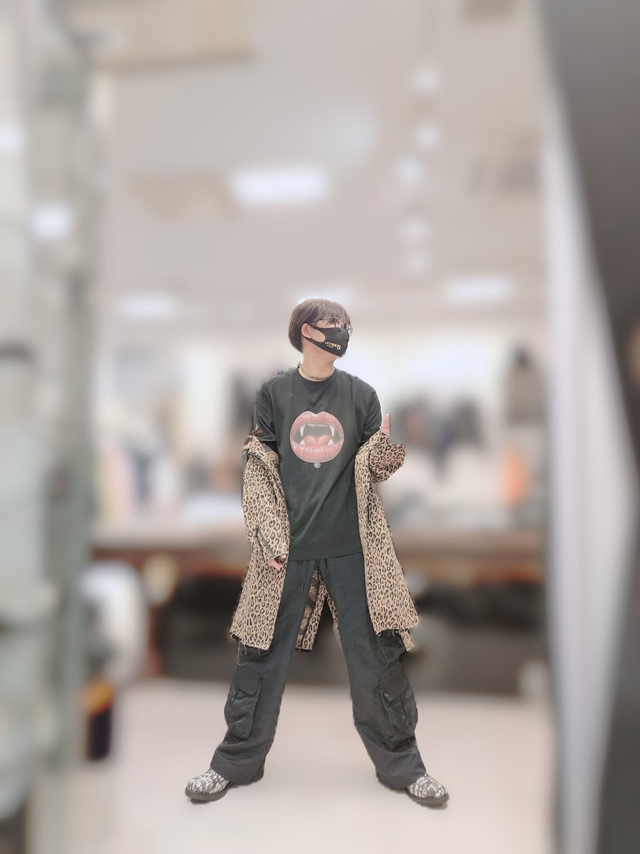 HuqHWc2eaub7D7y's tweet image. Tシャツは、印象的なヴァンパイアリップのフロントプリントだけじゃなくて、サイドプリントや左袖に十字架と見立てた「+」マークと「LOVE RED♡」の刺繍も入っててカッコかわいい💋

本当に #Bennu さん大好きなので、これからも大切に沢山着てお出かけしますね🐤💛