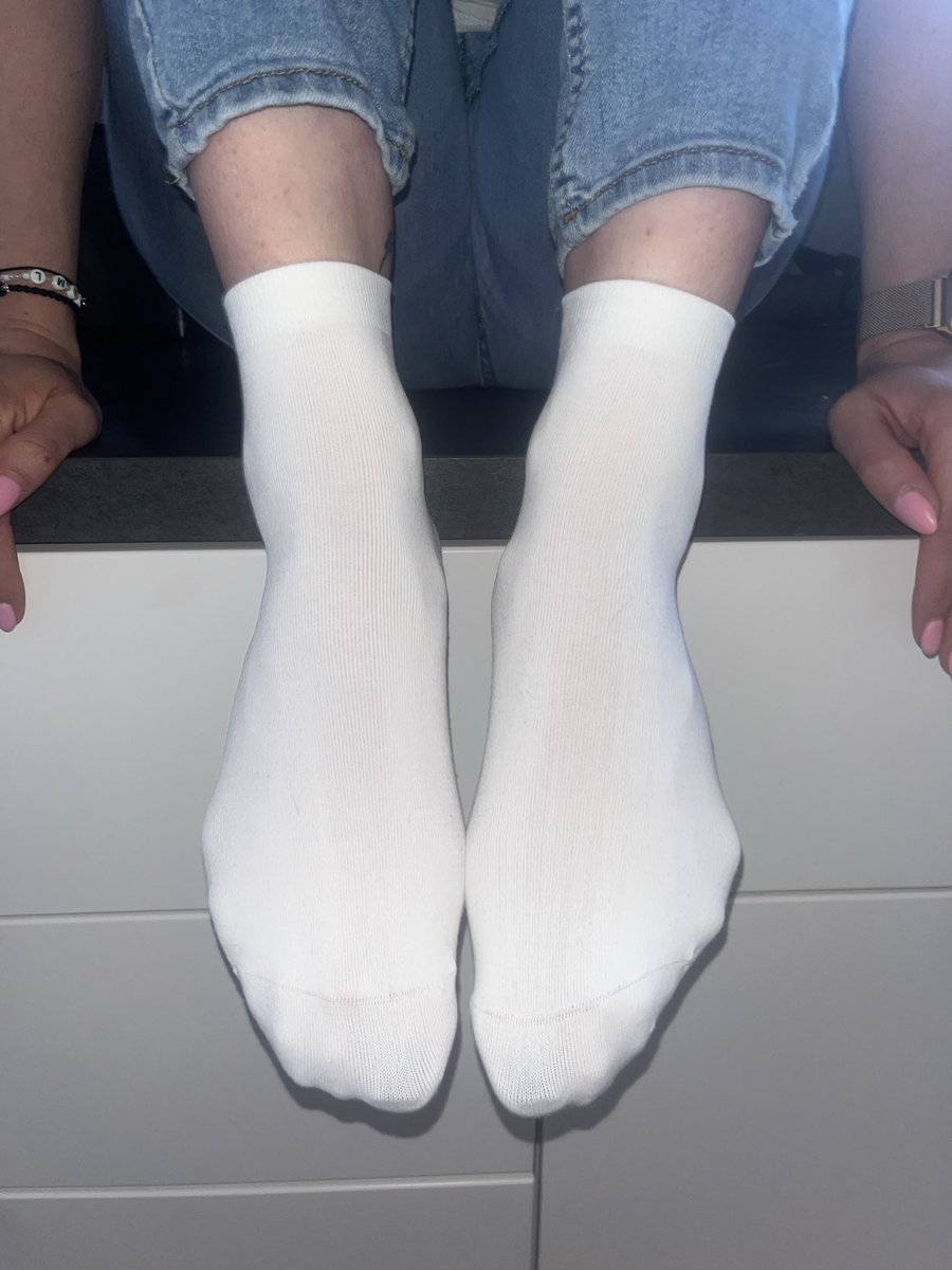 LookAtLunasFeet's tweet image. long &amp;amp; white😋 #fußmodel #feet #socks