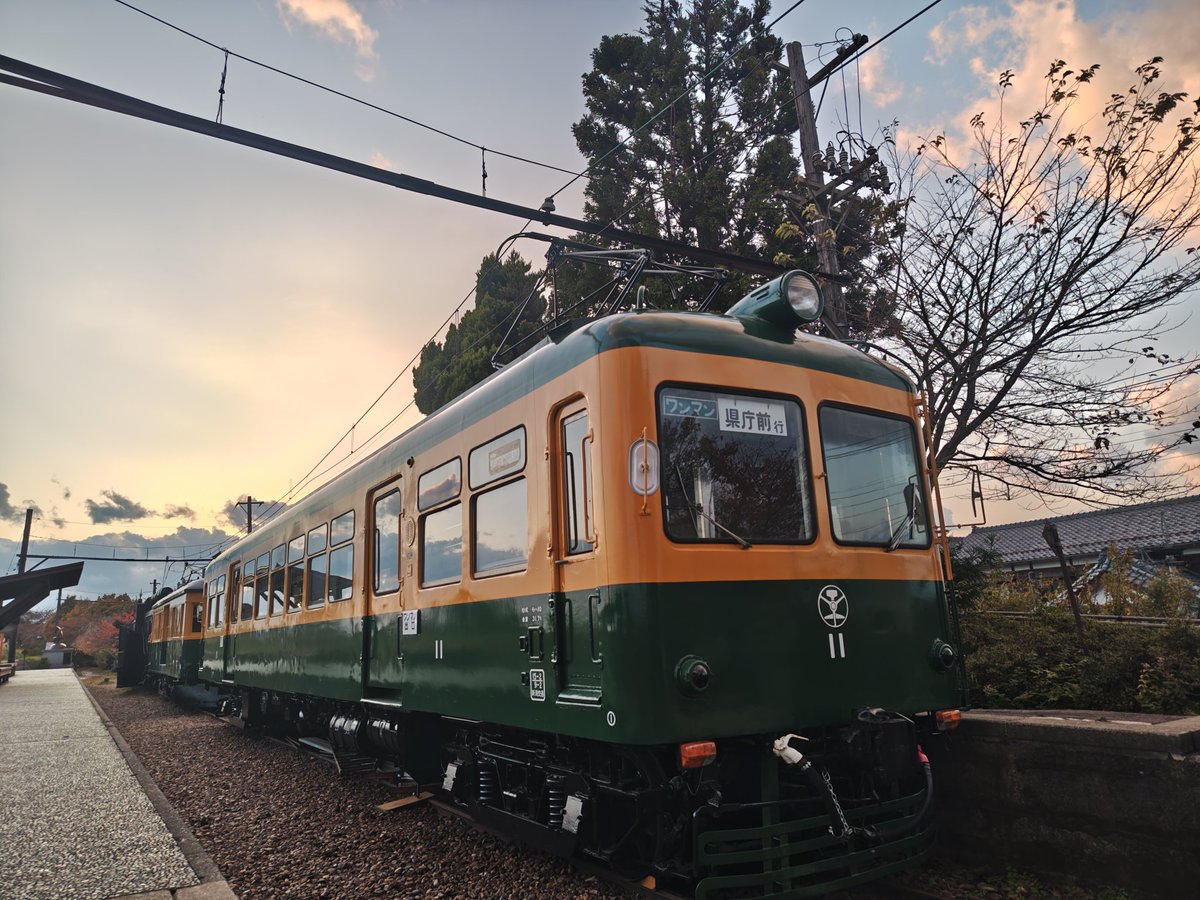 TakYukimura's tweet photo. 平成11年まで運行されていた、新潟県にある月潟駅。かぼちゃ電車を見てきました。しかし、夕方に出没は寒かったです（笑） https://t.co/lLemkEKKkV