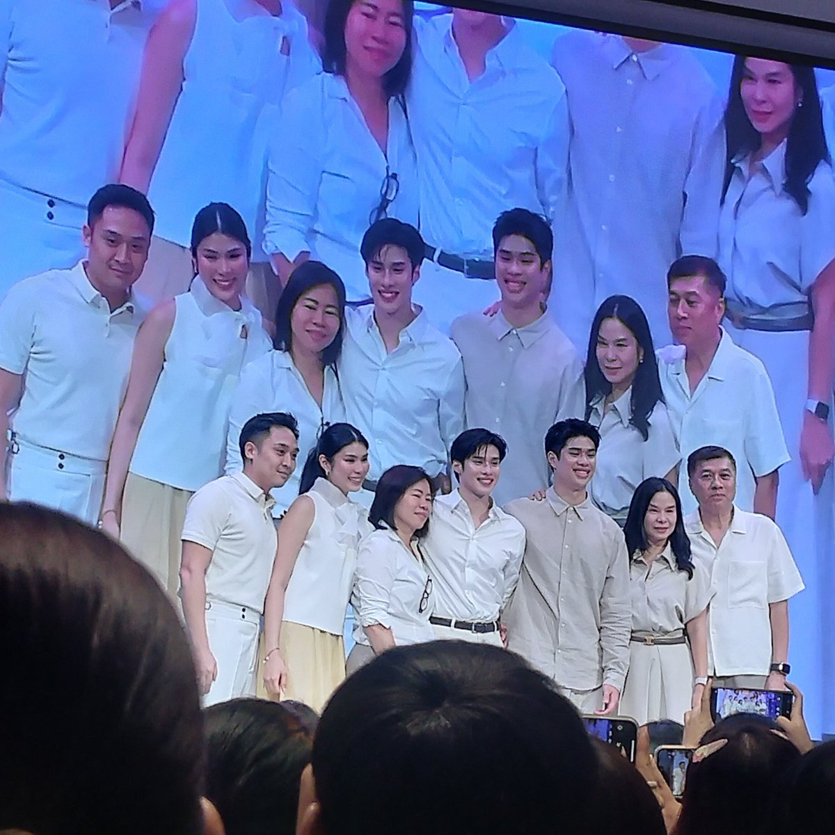 วันนี้สนุกกันมั้ยคะทุกคน ขอบคุณทุกคนมากๆนะคะที่มาร่วมสร้างความทรงจำดีๆกับพีคน้าาา🐇💙

#ETERNAL9WITHPEAK 
#peakpeemapol #พีคภีมพล