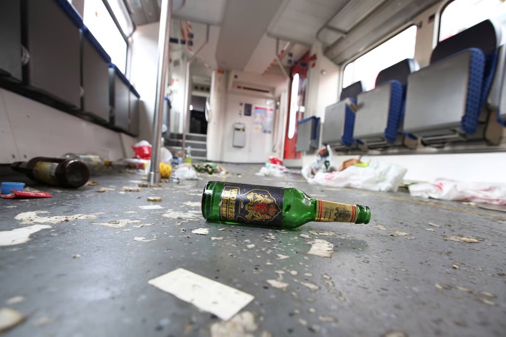 eddieundfrieda's tweet photo. Männer regen sich übers Stadtbild auf aber verschmutzen die ganze Welt wegen ihres Fussballvereines.
#fussball #vandalismus #alkohol #dfb #politik #germanpolitics #stadtbild #cdu #merz #fans https://t.co/hFRaeF0MP3