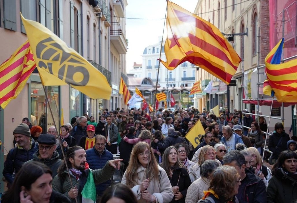 Ahir vam participar a la manifestació en motiu de la Diada de Catalunya Nord i als actes organitzats per les entitats nordcatalanes a #Perpinyà. Cap tractat entre governants ens farà oblidar qui som i d'on venim, per anys que passin. 
Ni França, ni Espanya! Països Catalans!