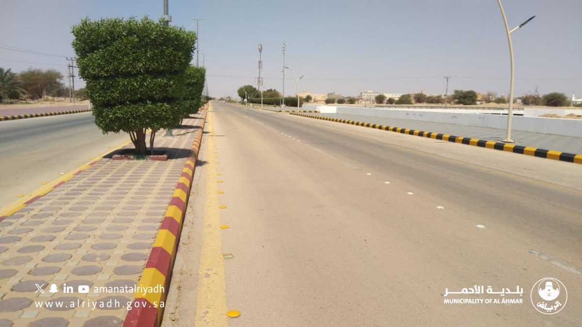 #بلدية_الأحمر تواصل أعمال النظافة في الطرق الرئيسية والأحياء. 
#أمانة_منطقة_الرياض