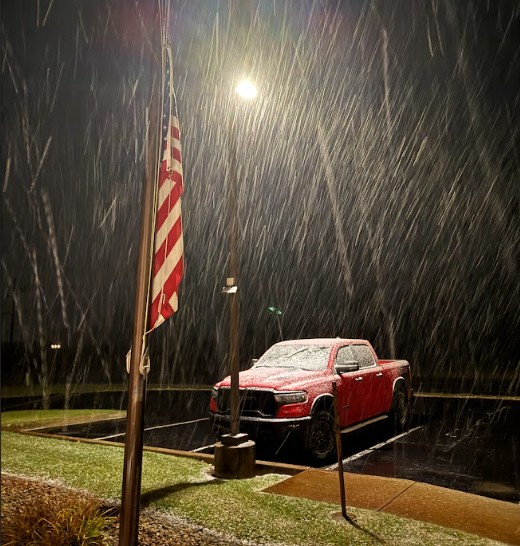 We've got our first accumulating snow at IWX! Special weather statement regarding light/moderate snow this morning. Expect slushy roads, minor accumulations, and low visibility within the more intense snow bursts: mesonet.agron.iastate.edu/wx/afos/p.php?…