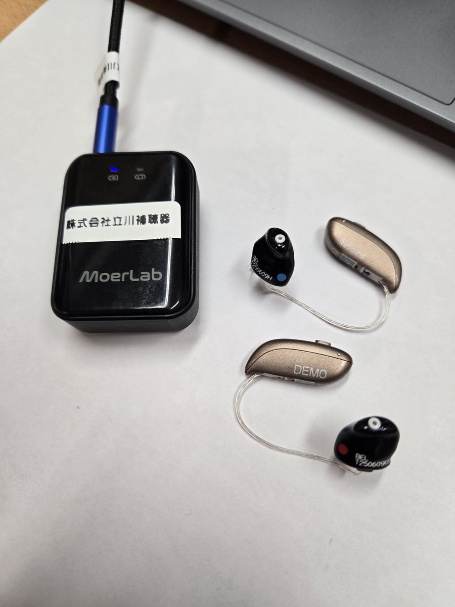 Tachikawa_HAC's tweet photo. こちらもつながります!
リサウンドのネクシアとmoerlabのサウンドリンカー。
接続は1対1のユニキャスト接続。アプリ使わず電源入れるだけでok!
市販のアクセサリがどんどん使えるようになって嬉しいです😭
#resound #moerlab #補聴器 https://t.co/enBkomcuxj
