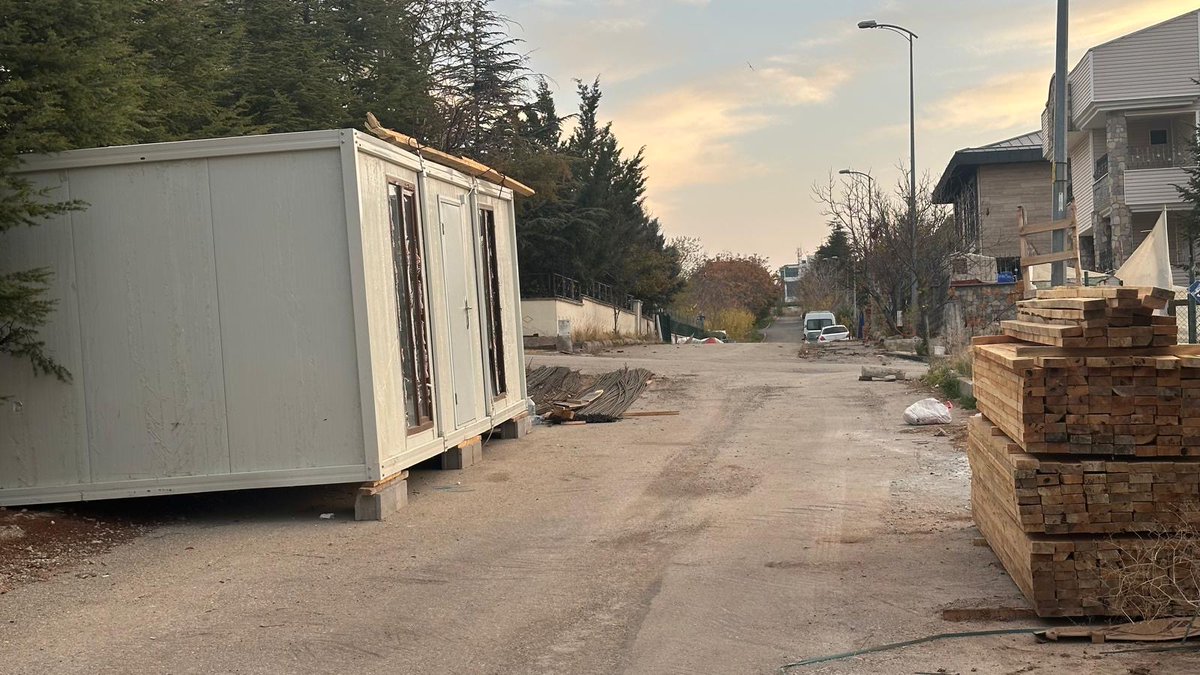 Yine bir inşaat rezilliği, <a href="/cankayabelediye/">Çankaya Belediyesi</a>  Ahlatlıbel 1857. Sokak’ta bu malzemelerin yollarda değil, inşaat sahasında olması gerekmiyor mu? Neden yollarımıza inşaat malzemesi konuluyor?