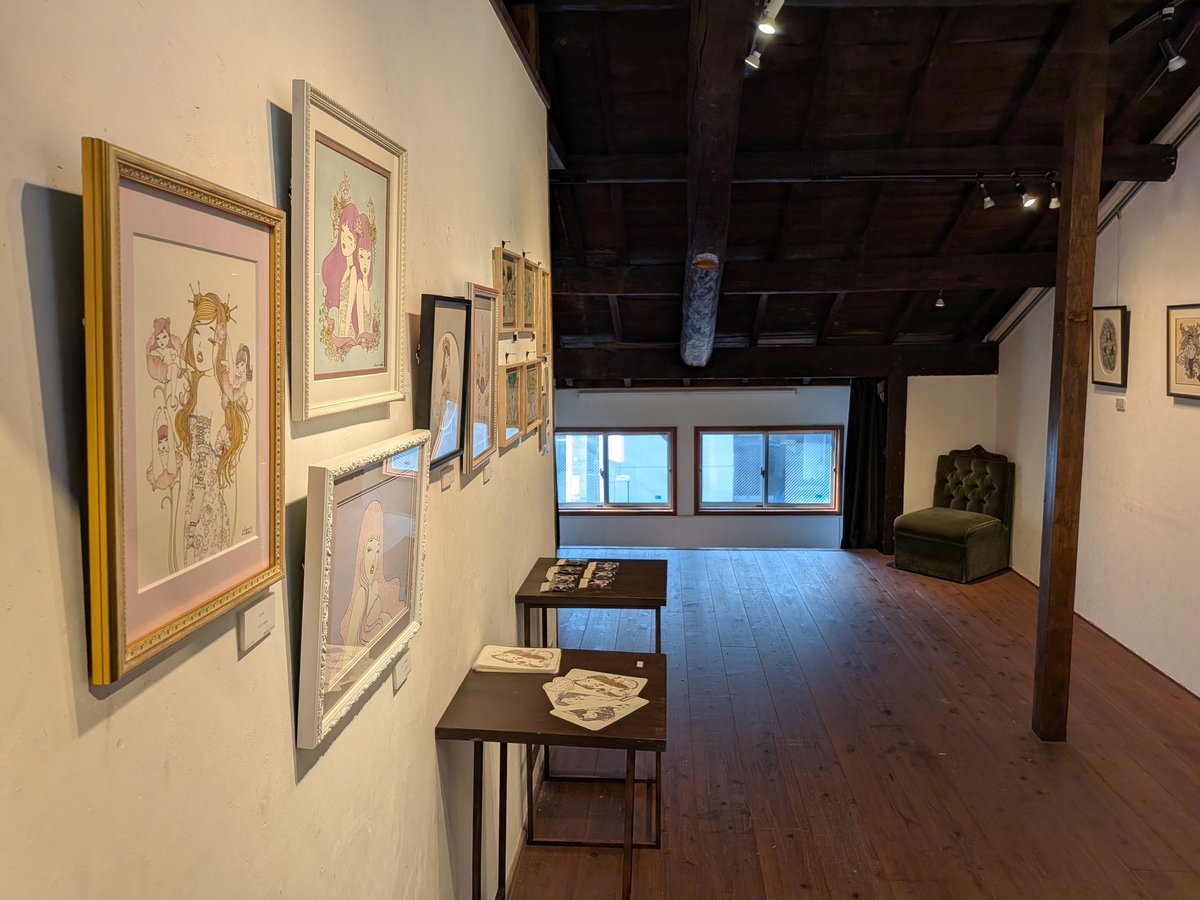 グループ展「幻の花〜phantom flowers」終了しました。
ご購入ご来場いただいたお客様、参加していただいた作家様ありがとうございました。
会期中昨日一日しか晴天が無かった展示で、作家さんと話をする時間もできたりで面白かったです。色々な話しましたね。
今後もよろしくお願いいたします🙏