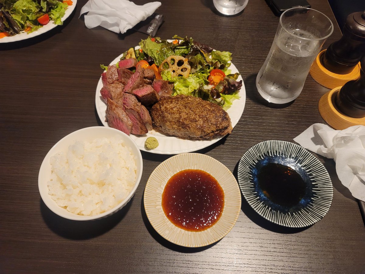 kyou_fia's tweet photo. 誕生日ということでちょっといいステーキとハンバーグ頂きました

ステーキ・ハンバーグ アライブ https://t.co/8s5fegpeuh

初めてわさび醤油でお肉を頂いたけどさっぱりしてておいしかった～
サービスで野菜大盛、りんごもつけて頂きました https://t.co/oYAuOR4DkN