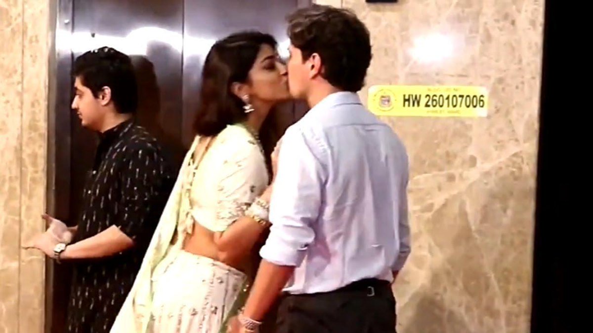 QuipyQuest's tweet image. Shriya Saran slaying in that latest photoshoot! 🔥 #QueenVibes