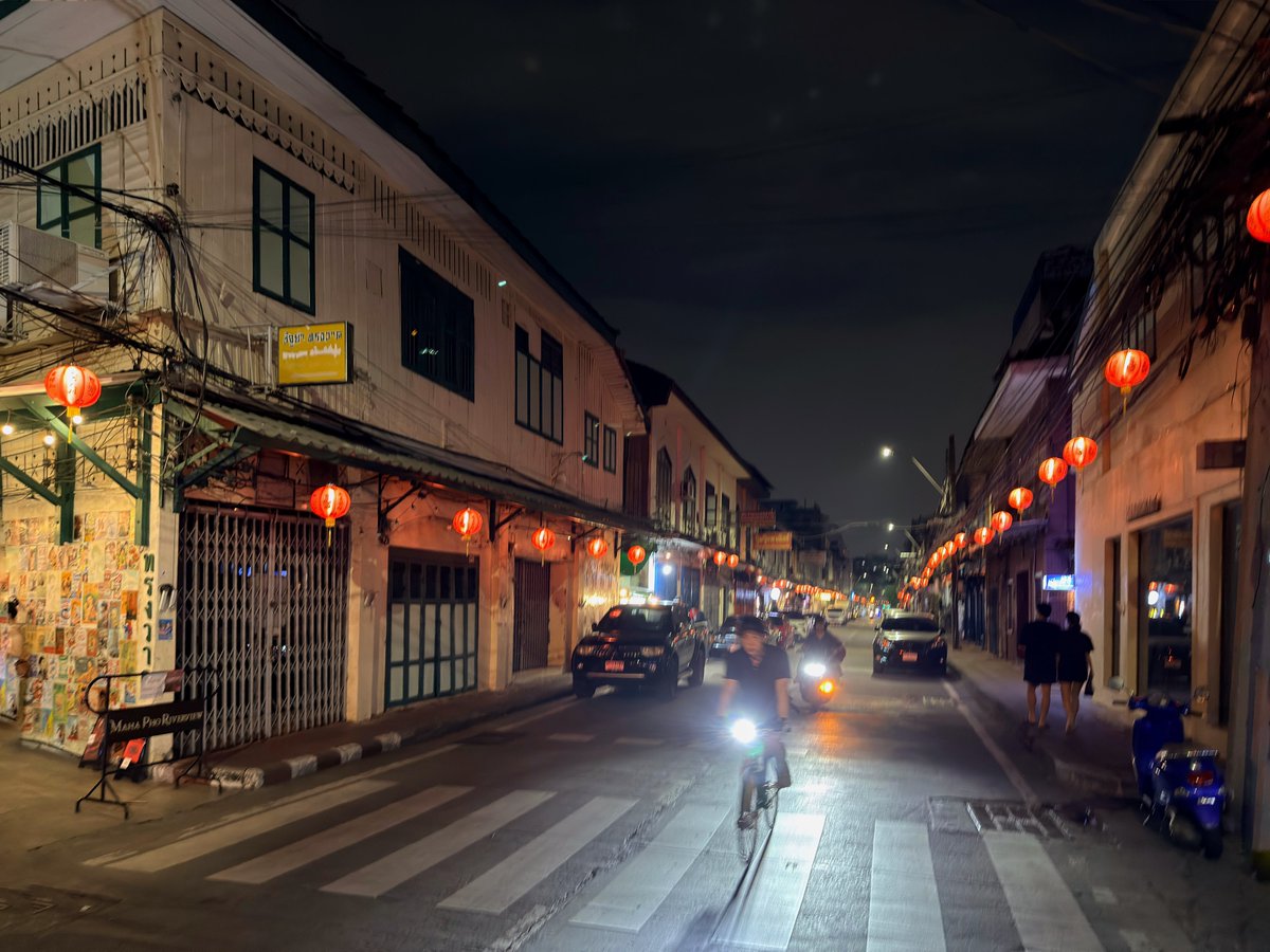 Early evening in Song Wat District, Bangkok last night. 

Respect to the tireless Bangkok Governor <a href="/chadchart_trip/">ชัชชาติ สิทธิพันธุ์</a> who was working in the area checking river levels to monitor for flooding.