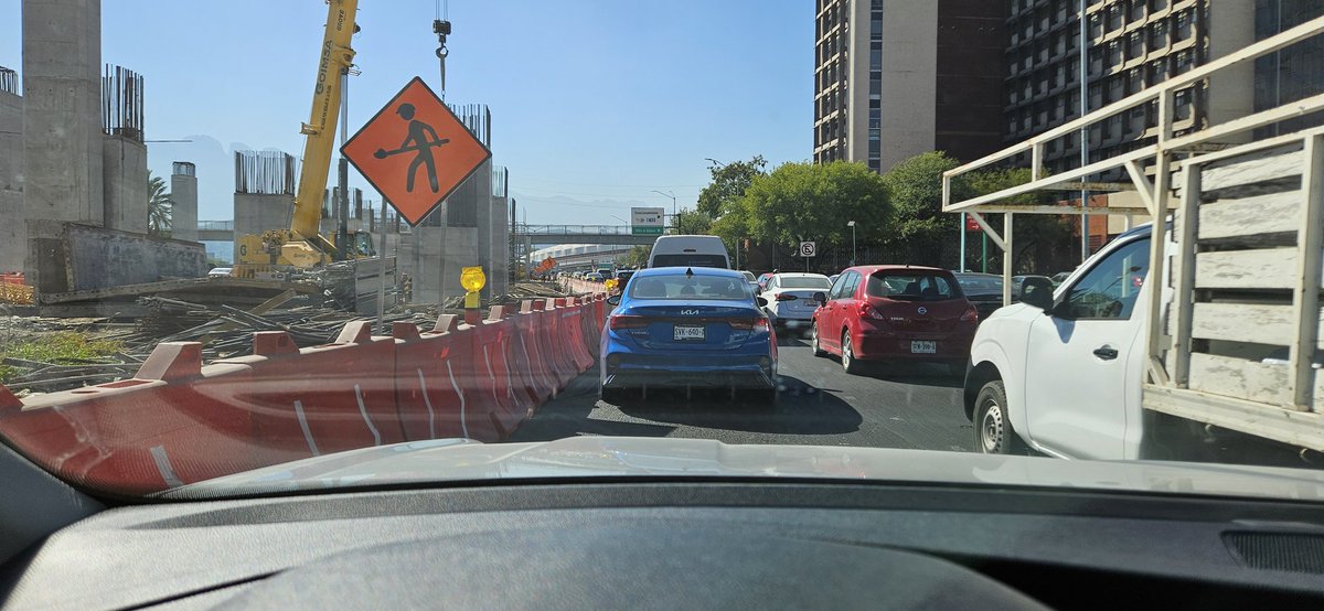 ErikaZombie's tweet photo. @Lawra5165 @samuel_garcias Dijeron que no iban a reducir carriles, pero en constitución a la altura de Gine en el punto mas conflictivo solo están dejando 2 carriles y a esa altura los autos se estacionan a bajar pacientes. Construyen un cuello de botella en una avenida ya complicada. https://t.co/vRv6hcrLZw