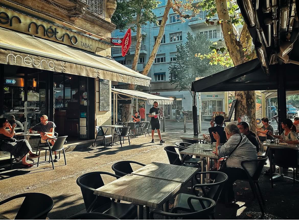 🟢 « D’où que l’on vienne, on est chez soi à Marseille. Dans les rues on croise des visages familiers, des odeurs familières. Marseille est familière dès le premier regard. »

Jean-Claude Izzo ☀️

Photos : Éric Pringels 🙏