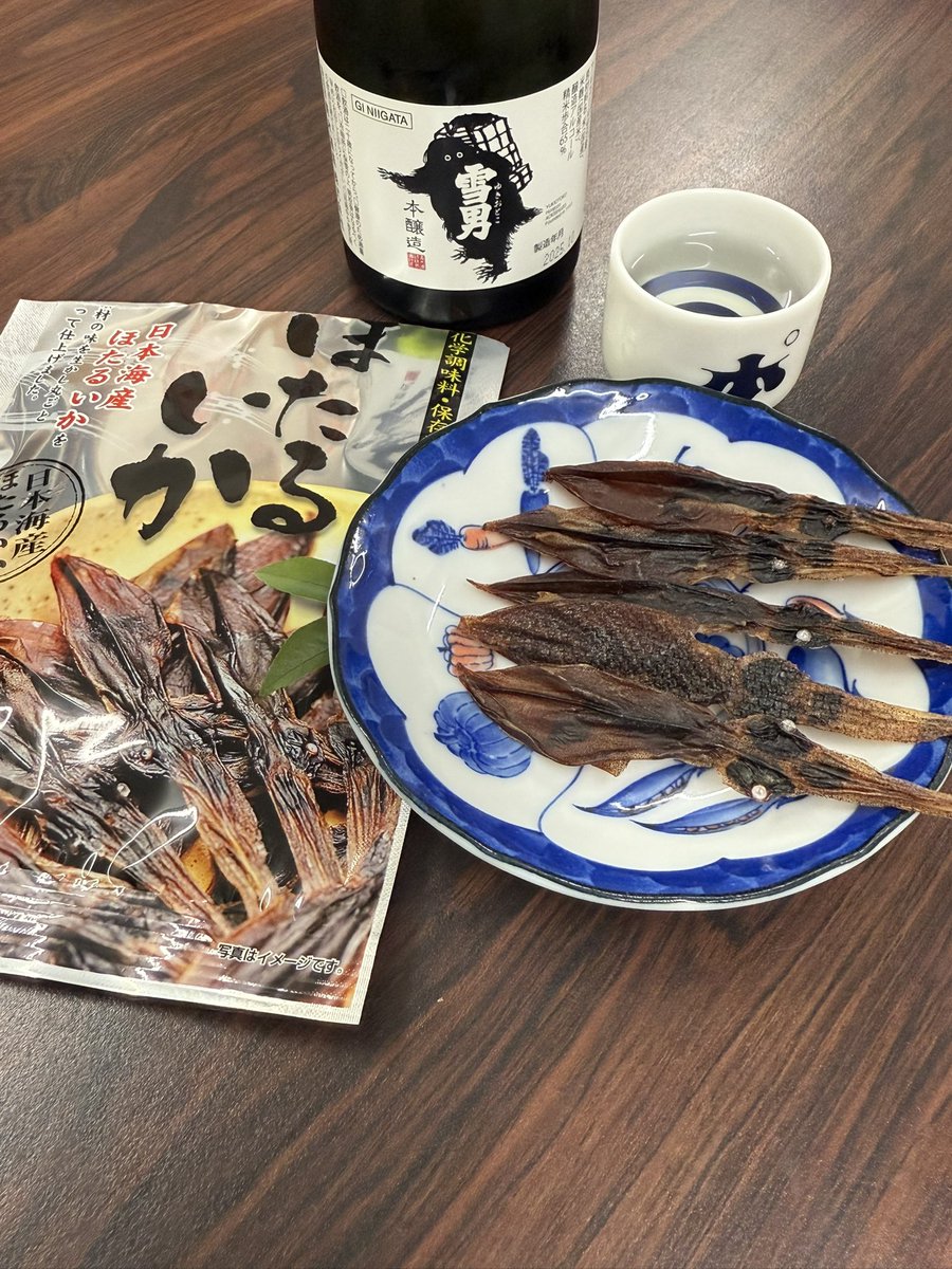 ドンキホーテに売っていたホタルイカの素干し🦑
ライターで炙っていただきます🍶&amp;🦑
#ホタルイカの素干し
#日本酒雪男