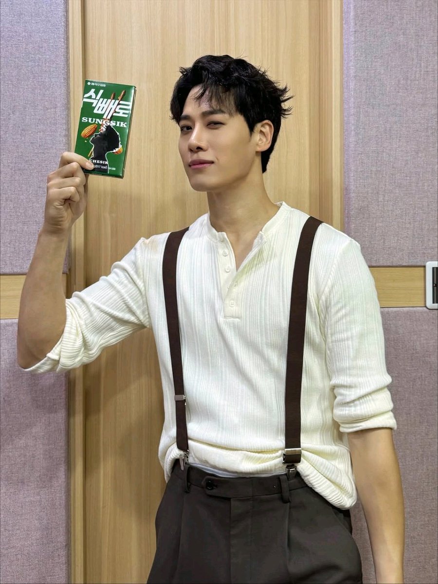 훗 tweet media