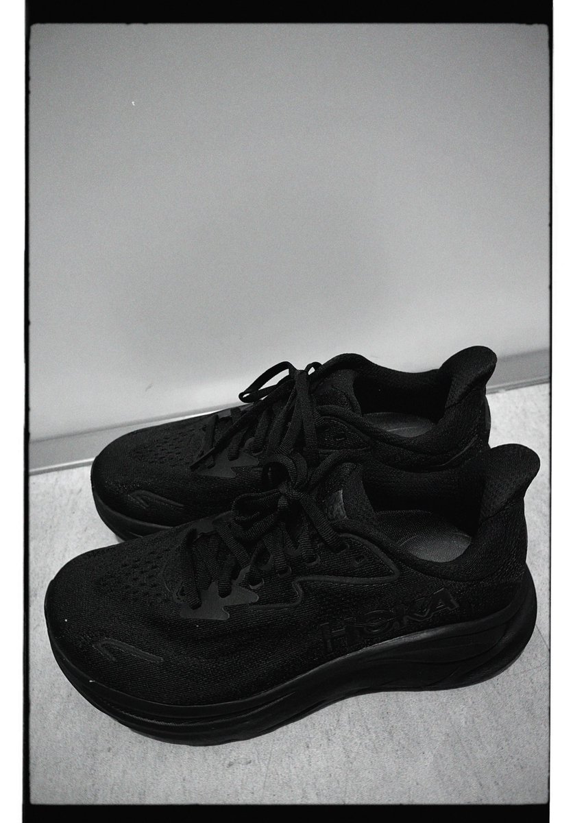 #HOKA  #hokaclifton10
アルペン見ていたらインソールとともにおNEWのスニーカー(ランシュー)を購入していた。恐ろしい。
でも、オールブラック的なものを探していたのでドンピシャ。カッコイイ。
adidasのsupernovaより柔らかい。
ワイドなのが吉と出るかどうか。
早速2キロくらい走ってみた。