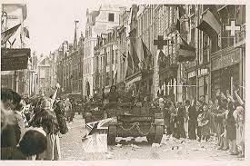 Souvenirs de mon père, 54 (la libération) 

Puis les Allemands sont partis, les Anglais sont arrivés, ils ont défilé dans Arras, avec leurs tanks. Tu les as d’ailleurs photographiés. C’est à ce moment-là que tu as décidé de t’engager dans l’Aviation(...)

hublots2.blogspot.com/2025/11/souven…