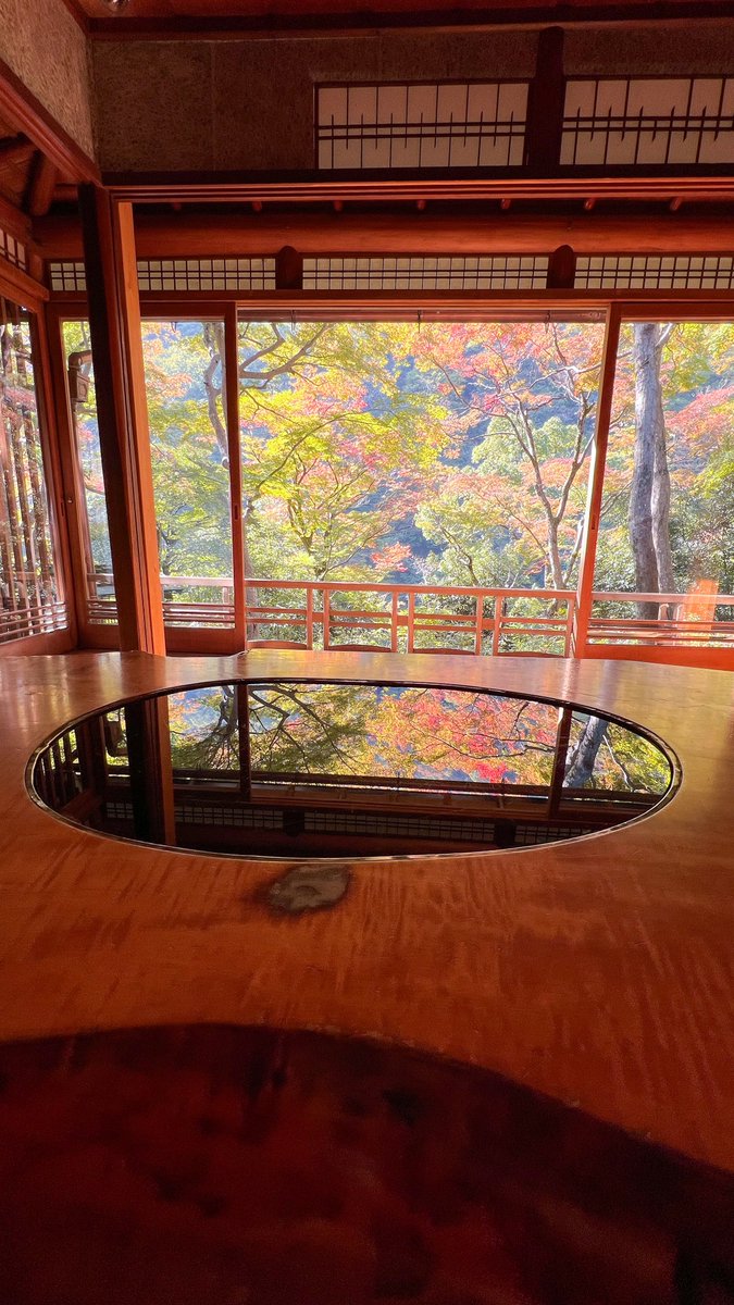chipcodesign's tweet image. 嵐山祐斎亭、窓からの景色だけでなく机や水面に映りこむ景色も計算された美しさでため息ものだった。他の季節にも行きたい！