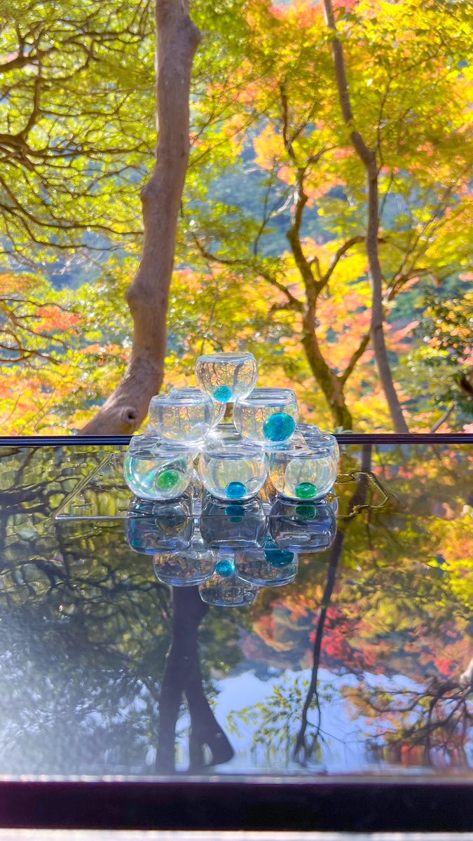 chipcodesign's tweet image. 嵐山祐斎亭、窓からの景色だけでなく机や水面に映りこむ景色も計算された美しさでため息ものだった。他の季節にも行きたい！