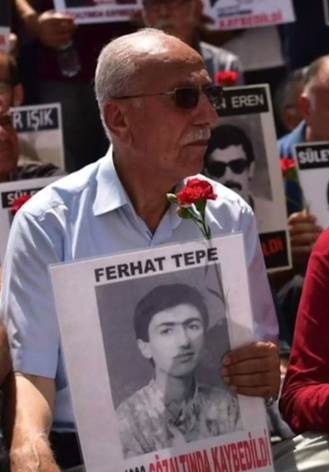 Gözaltında katledilen gazeteci oğlu Ferhat Tepe’nin faillerinin bulunması için yıllarca Galatasaray Meydanında mücadele eden Cumartesi İnsanlarından sevgili İshak Tepe’nin hayatını kaybettiğini üzüntüyle öğrendik. 

Başta, Tepe’nin ailesi ve sevenleri olmak üzere, Cumartesi