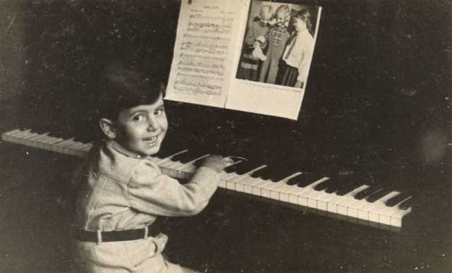 9 November 1935 | A Dutch Jewish boy, Johnny van Voolen, was born in Haarlem.

In September 1943, he was deported to #Auschwitz and murdered in a gas chamber after the selection.
---

A short video showing the ruins of gas chamber and crematorium III: youtube.com/shorts/ipQmBPA…