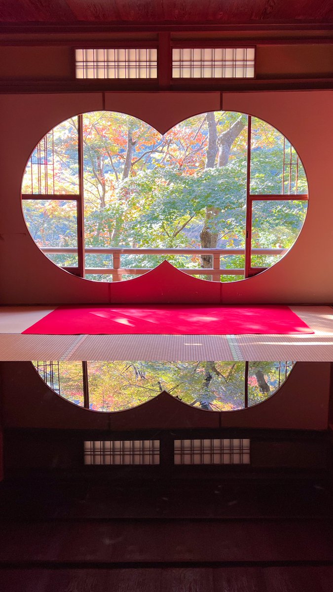 chipcodesign's tweet image. 嵐山祐斎亭、窓からの景色だけでなく机や水面に映りこむ景色も計算された美しさでため息ものだった。他の季節にも行きたい！