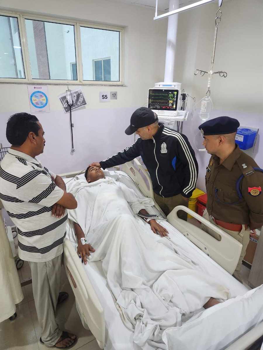 #AligarhPolice
वरिष्ठ पुलिस अधीक्षक एवं पुलिस अधीक्षक ग्रामीण द्वारा फरीदाबाद के अस्पताल में जाकर घायल आरक्षी देव दीक्षित के बेहतर उपचार के लिए चिकित्सकों से बात की गयी, परिवार जन से बात की गयी एवं देव से बात कर उसकी बहादुरी की सराहना की गई l

अलीगढ़ पुलिस द्वारा इस संपूर्ण