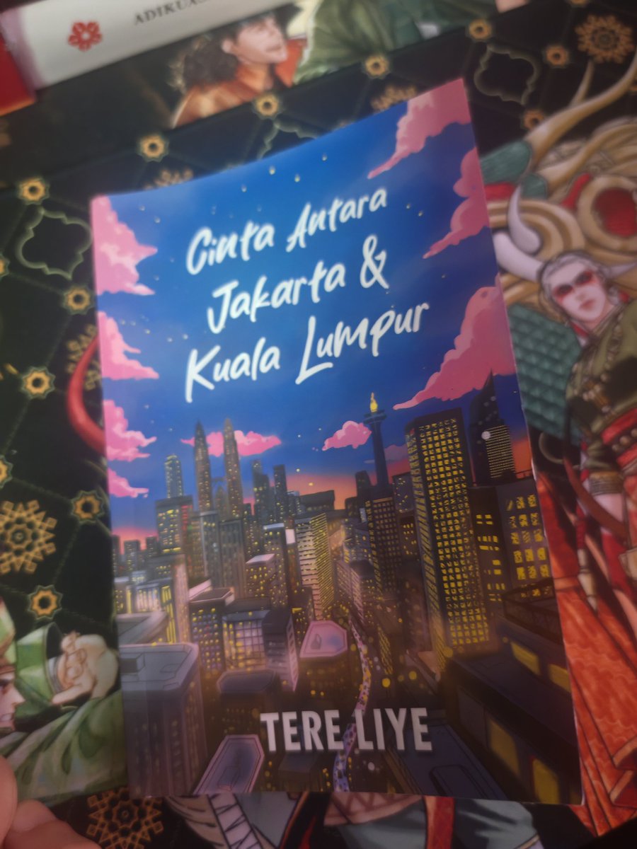 Cinta Antara Jakarta &amp; Kuala Lumpur : Tere Liye

Geram pula baca novel ni. Dah klimaks pembacaan, ending pula tergantung. Novel setebal 296 m/s sekali duduk aku habiskan. Kisah seorang lelaki James yang workaholics dan bertemu cinta ketika menyaksikan konsert artis dari Malaysia,